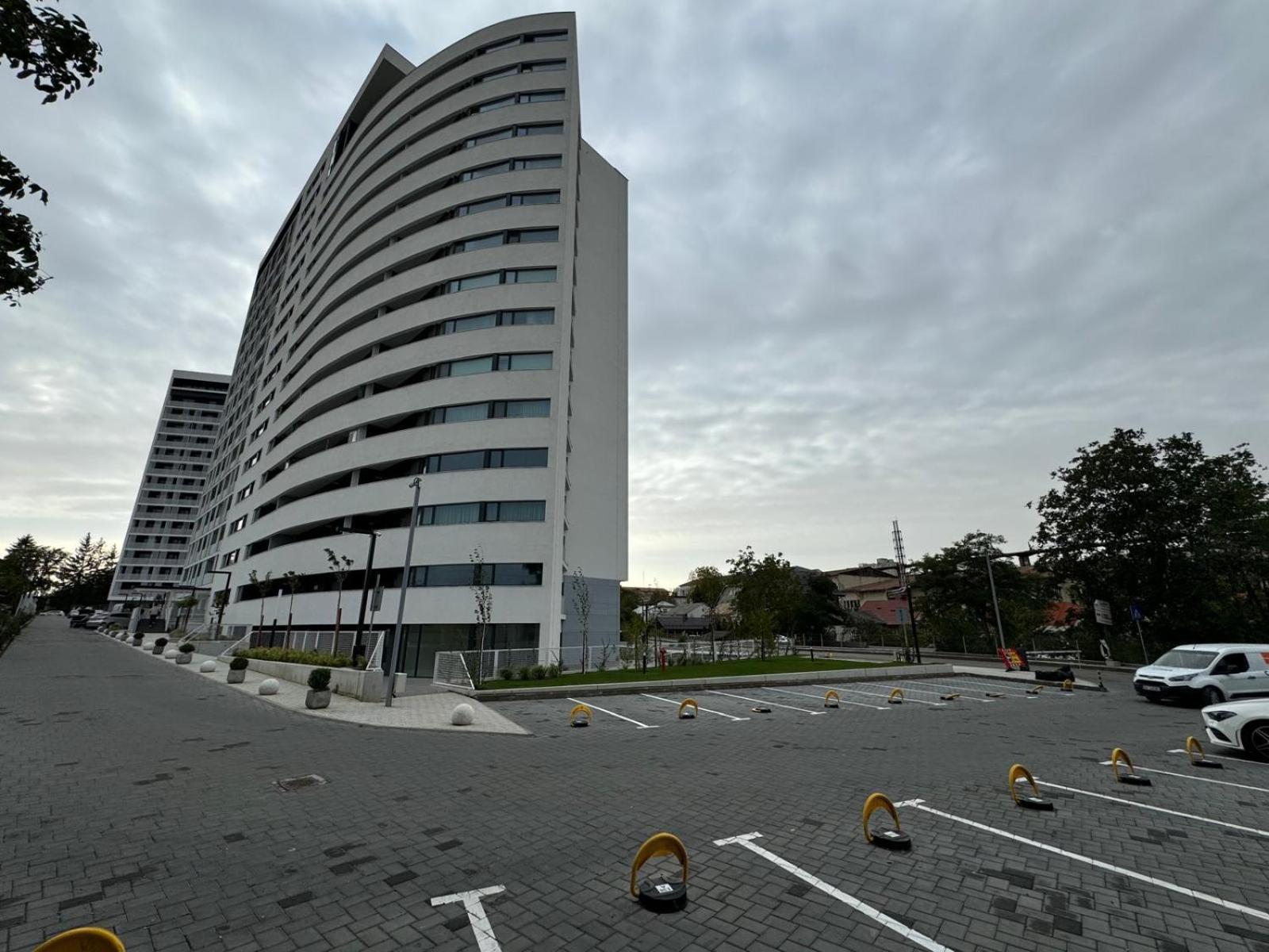 Luxury Avanera Towers Parking Included *