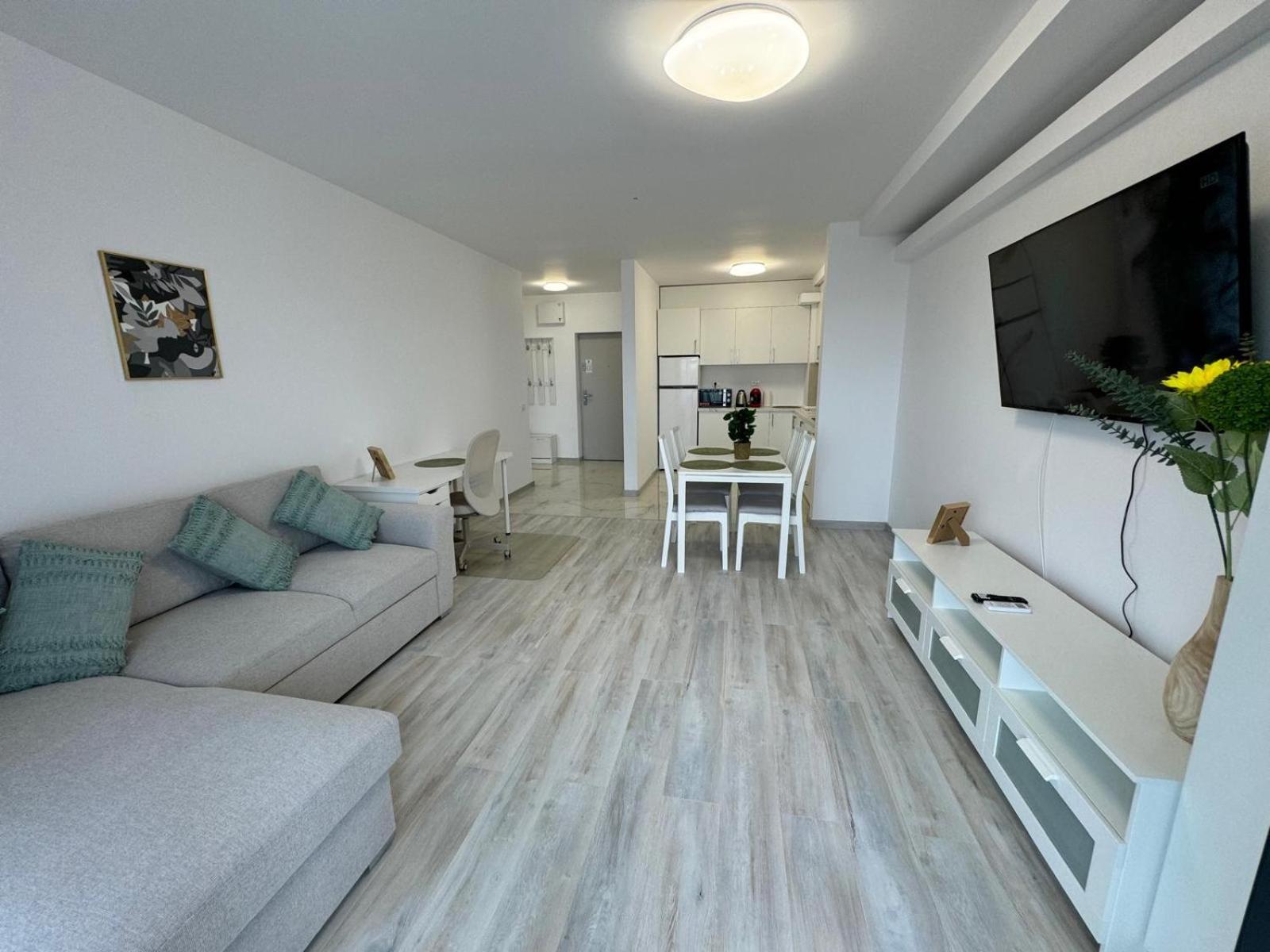Luxury Avanera Towers Parking Included