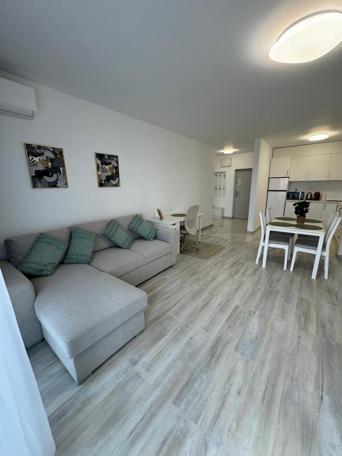 Luxury Avanera Towers Parking Included Apartment Suceava